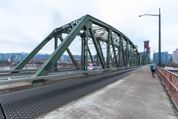 Camino de acero cerca de la carretera en el puente en Portland — Foto de Stock