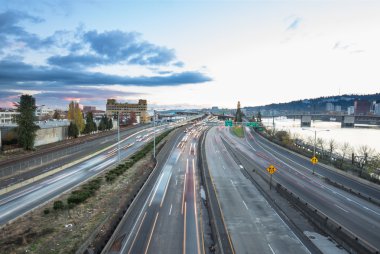 cityscape ve Portland manzarası olan yol üzerinde trafik 