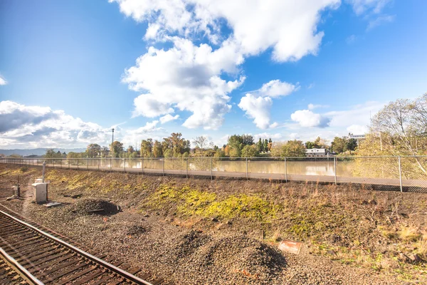 Paisaje del río cerca del ferrocarril en el cielo azul —  Fotos de Stock