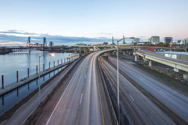 Traffic on road with cityscape and skyline of Portland — Stock Photo, Image