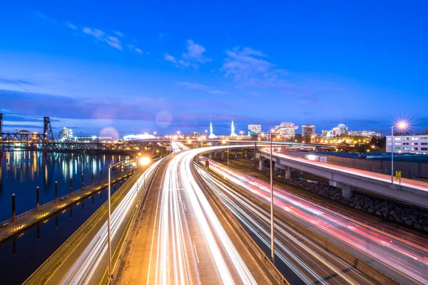 Traffico su strada con paesaggio urbano e skyline di Portland — Foto Stock