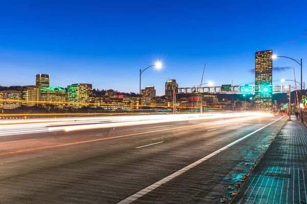 Cityscape ve Portland manzarası olan yol üzerinde trafik — Stok fotoğraf