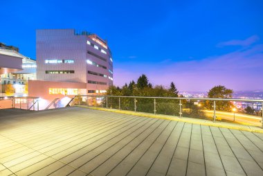 boş patika ve modern binalar