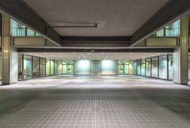 patika modern iş geceleri bina önünde