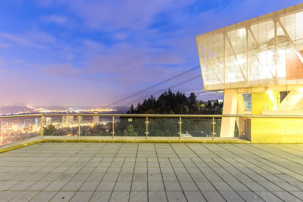 Sendero vacío y edificios modernos — Foto de Stock