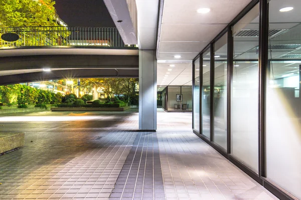 Sentier en face du bâtiment d'affaires moderne la nuit — Photo