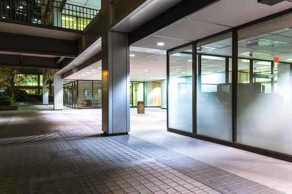 Footpath in front of modern business building at night — Stock Photo, Image