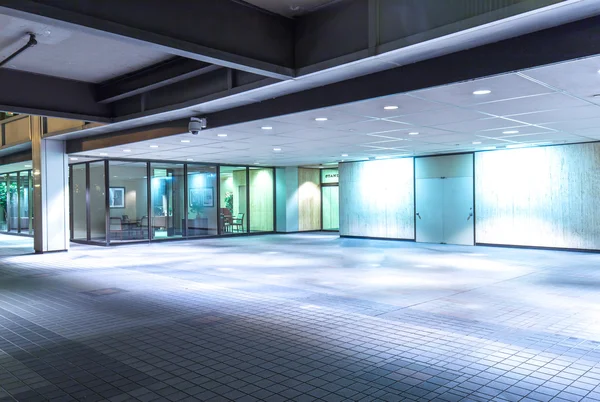 Chodnik przed nowoczesny biznes budynek w nocy — Zdjęcie stockowe