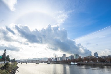 Sakin su cityscape ve Portland manzarası ile