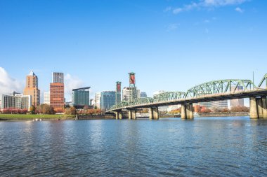 Sakin su cityscape ve Portland manzarası ile