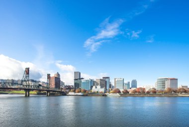 Sakin su cityscape ve Portland manzarası ile