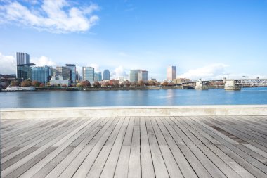 Sakin su cityscape ve Portland manzarası ile