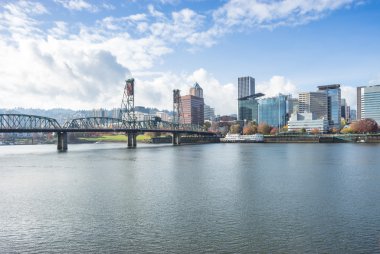 Sakin su cityscape ve Portland manzarası ile