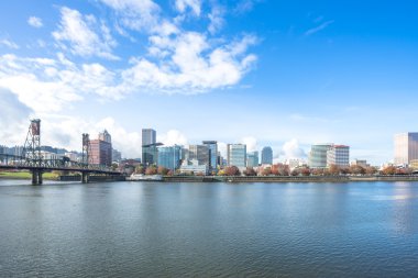 Sakin su cityscape ve Portland manzarası ile
