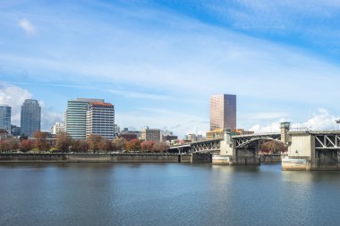 Sakin su cityscape ve Portland manzarası ile