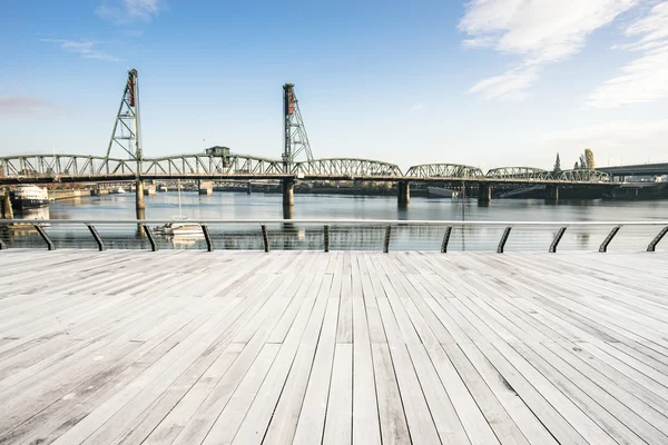 Пол со стальным мостом над морем в Портленде — стоковое фото
