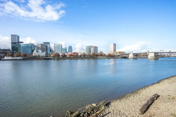 Aguas tranquilas con paisaje urbano y horizonte de Portland — Foto de Stock