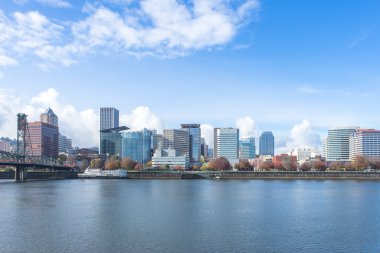 Sakin su cityscape ve Portland manzarası ile