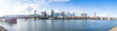 Sakin su cityscape ve Portland manzarası ile