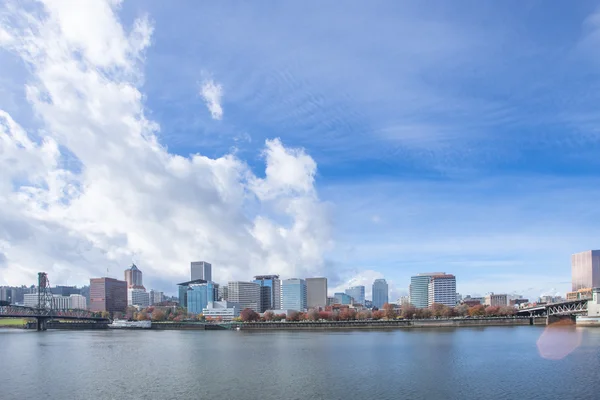 Ruhiges Wasser mit Stadtbild und Skyline von Portland — Stockfoto