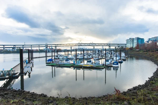 Jachty na moři a panorama v Portlandu — Stock fotografie