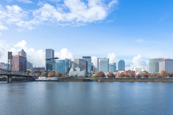 Aguas tranquilas con paisaje urbano y horizonte de Portland — Foto de Stock