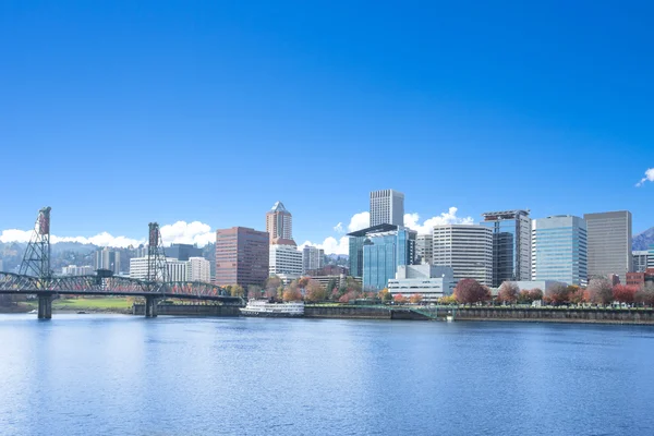 Aguas tranquilas con paisaje urbano y horizonte de Portland — Foto de Stock