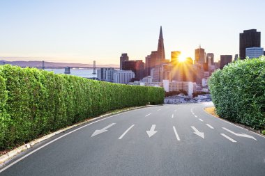Güneş ışını ile modern şehir ormanı yol