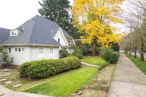 Immeuble résidentiel avec beau jardin — Photo