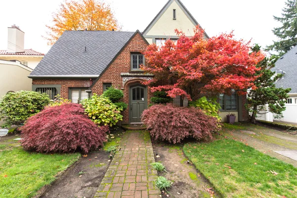 Immeuble résidentiel avec beau jardin — Photo