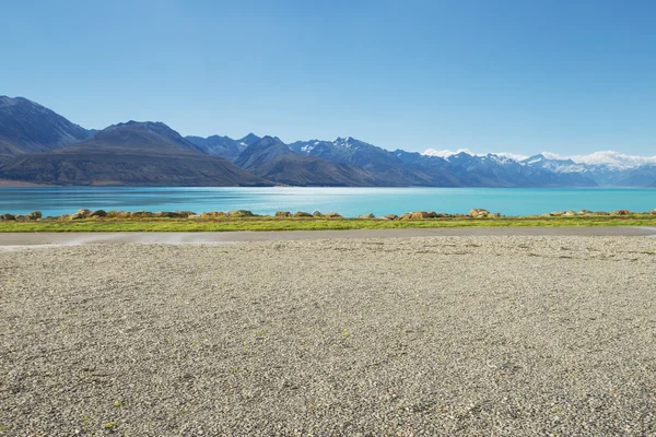 Road near lake and snow mountain in New Zealand — Stock Photo, Image