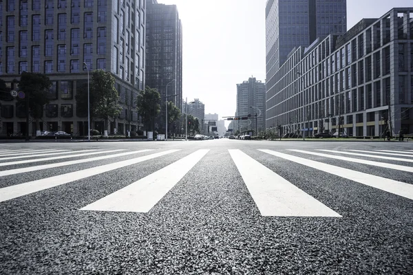 Camino de asfalto vacío a través de edificios de negocios modernos — Foto de Stock