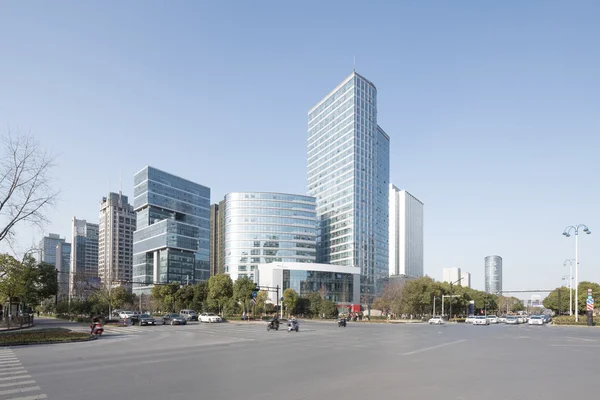 Traffico sull'incrocio stradale vicino a edifici e skyline di Hangzhou — Foto Stock