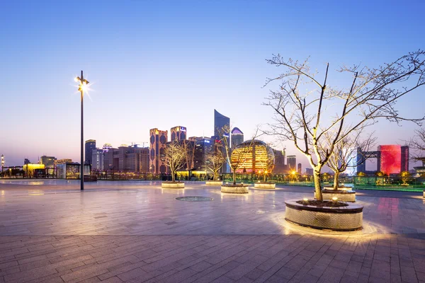 Empty floor with cityscape and skyline of Hangzhou — Stock Photo, Image