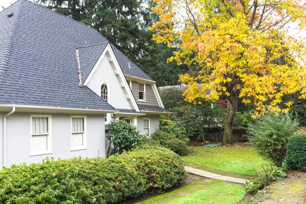 Immeuble résidentiel avec beau jardin — Photo