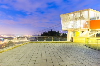 boş patika ve modern bina