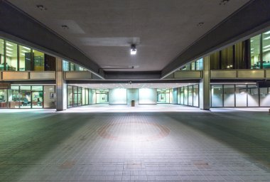 patika önünde iş geceleri kurma