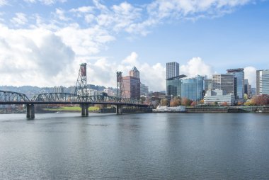 Sakin su cityscape ve Portland manzarası ile