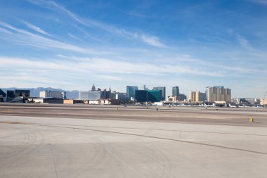 cityscape ve mavi gökyüzünde uçak ile Havaalanı
