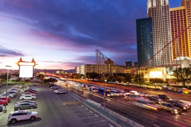 trafik yol ve binaların Las Vegas
