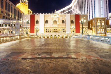 Mermer patika ve City'deki gece binalar