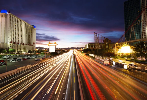 Verkeer op de weg en moderne gebouwen in Las Vegas — Stockfoto