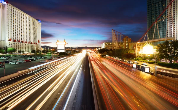 Verkeer op de weg en moderne gebouwen in Las Vegas — Stockfoto