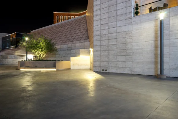 Voetpad en baksteen architectuur in de nacht in de stad — Stockfoto