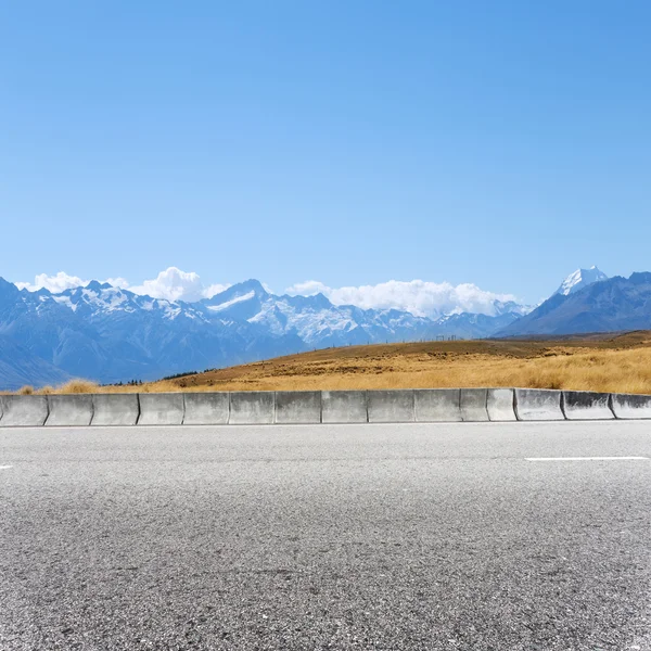 Silnice v blízkosti hory sněhu na Novém Zélandu — Stock fotografie