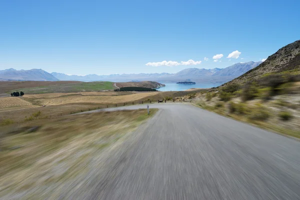 Asphalt road near lake in New Zealand — Stock Photo, Image
