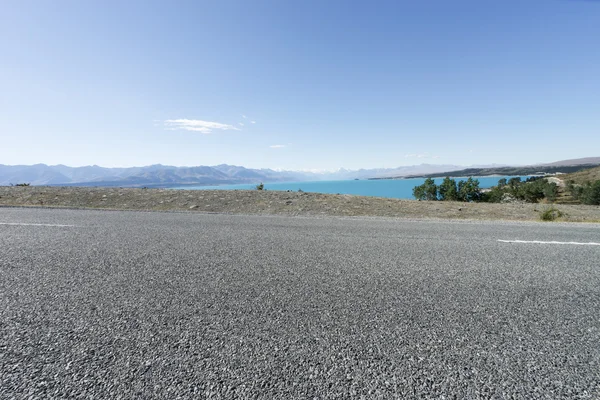 Asphalt road near lake in New Zealand — Stock Photo, Image