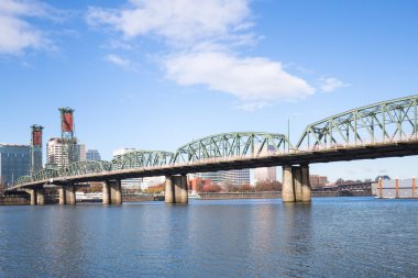 cityscape ve Portland manzarası ile su üzerinde köprü