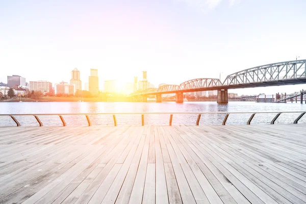 Vloer, brug, skyline en skyline in Portland — Stockfoto