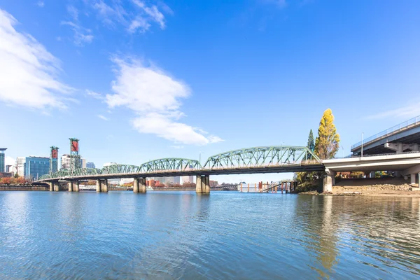 Água com paisagem urbana e horizonte em Portland — Fotografia de Stock